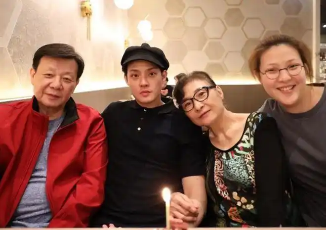 寇世勋罕晒父子合影39岁寇家瑞外形出众可惜事业发展平平