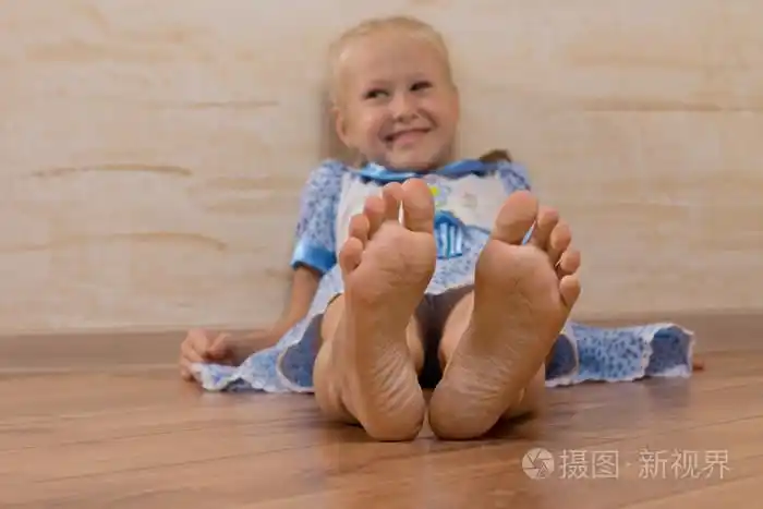 微笑着在镜头前展示脚的小女孩