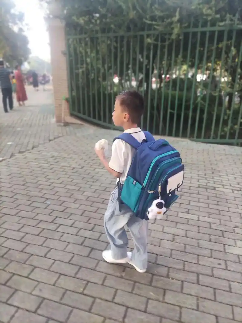 看着你小小的背影,心里感慨万分!孩子就这么长 - 抖音