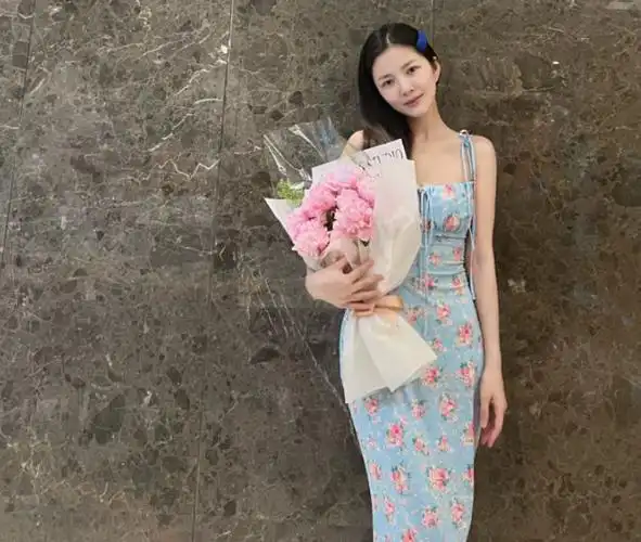 杜淳老婆王灿晒高甜合照夫妻两甜蜜拥吻老公表情一脸享受