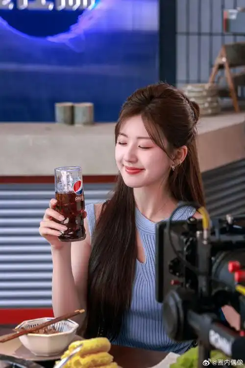 赵露思半扎鸡毛头##赵露思镂空针织衫