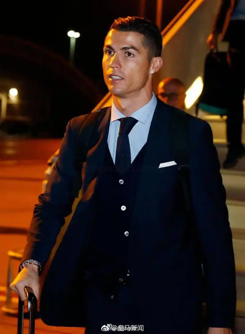 盘点c罗那些帅炸天的正装造型