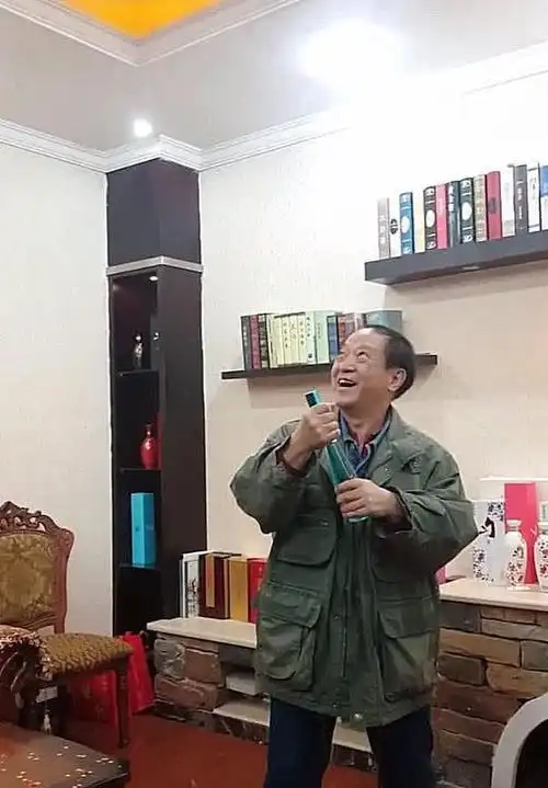 当年的相声演员牛群近日穿着朴实,童心未泯玩着平喷彩带_网易订阅