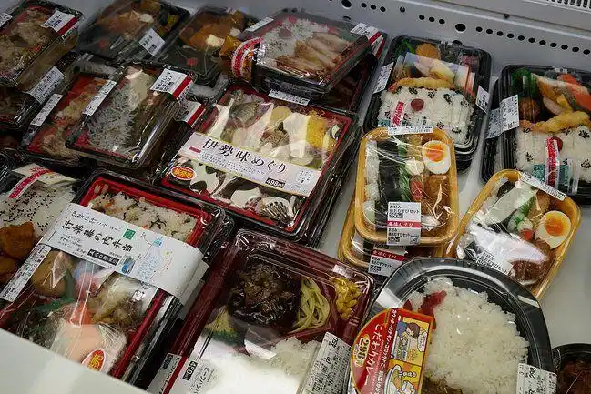 还是大型的超市,都能买到日式便当,可以说日本的便当是很多日本上班族