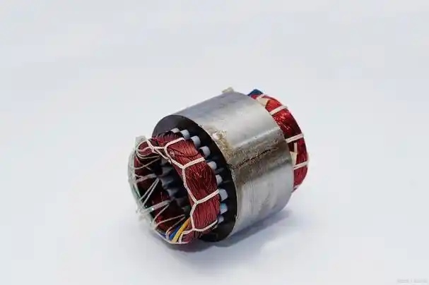 单层绕组是将一层绕组线圈绕在定子铁心上,适用于低功率电机,结构简单