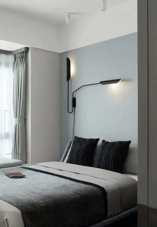 浅蓝色的床头墙,加上现代家居床,让整个空间不单调,越看越时尚.