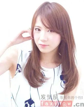 女生偏分斜刘海发型设计 轻松瘦脸up气质