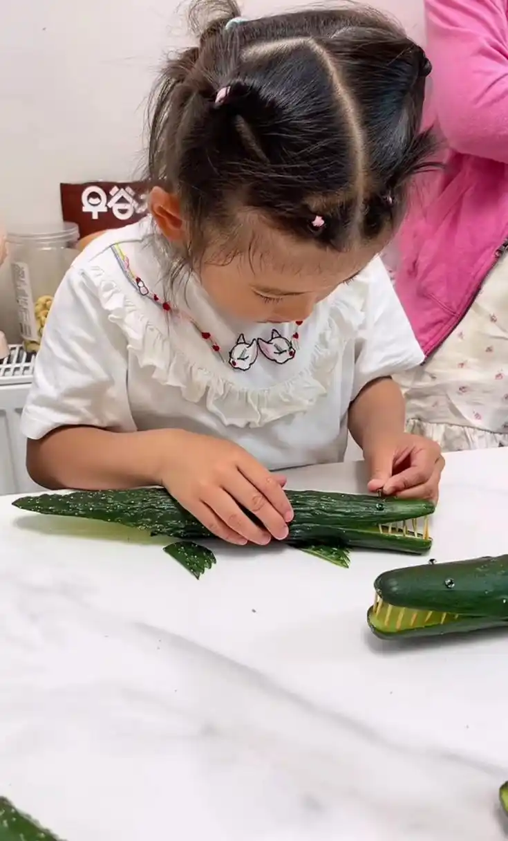 闺女,幼儿园手工课,你也要适可而止.