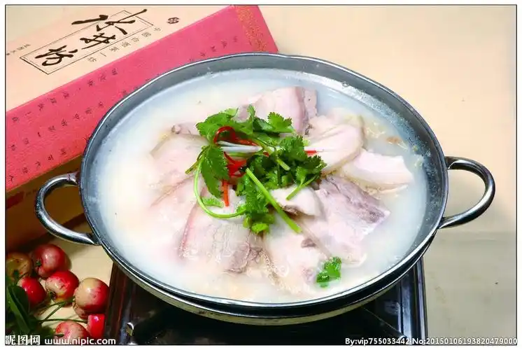 锅仔酸菜汆白肉图片