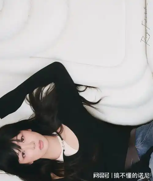 杨紫最新杂志大片:堕落天使般的魅惑|妆容|腮红|白皙|比基尼|最新美照