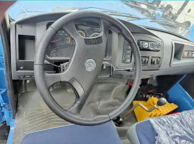 东风华神140 9米b2牵引教练车,驾驶室设计感十足.