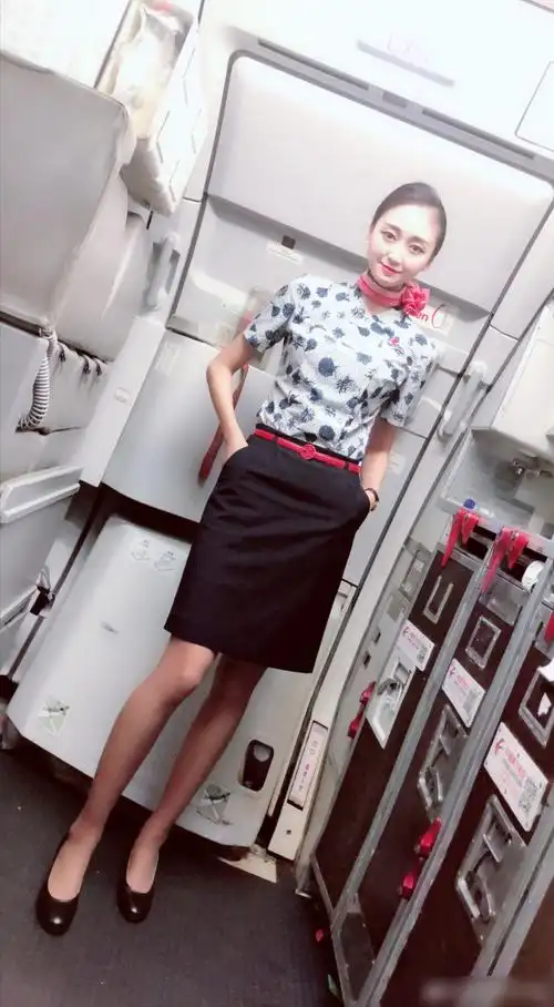 我喜欢的空姐工作照 面容姣好高跟黑丝依然养眼