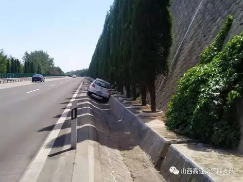 运三高速上一私家车冲进路边排水沟