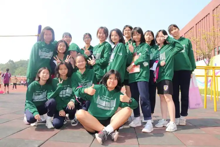 最后再看一遍我们班如花似玉的女生大合照.