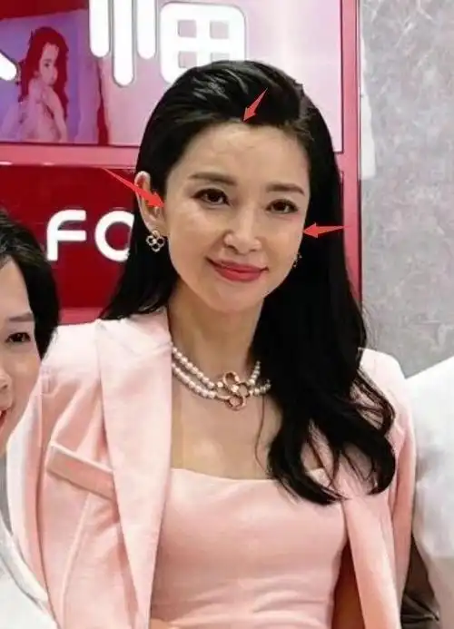 李冰冰不老神话破灭48岁素颜照曝光网友岁数不饶人