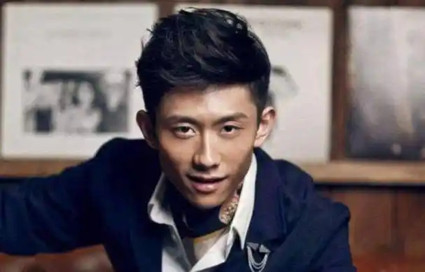 蔡徐坤身高184体重114斤,王一博才110斤_鲜肉_审美_因为