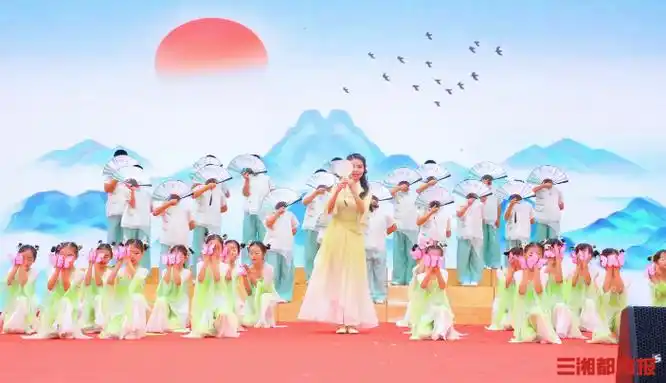 "前行需要光!"这所小学艺术节孩子们向"校园欺凌"说不