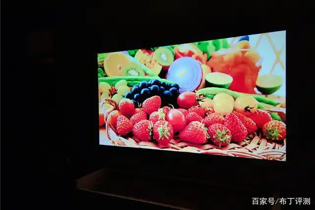 (夜晚开灯投影效果) 有些用户可能习惯晚上开灯看电视,是不是也很想