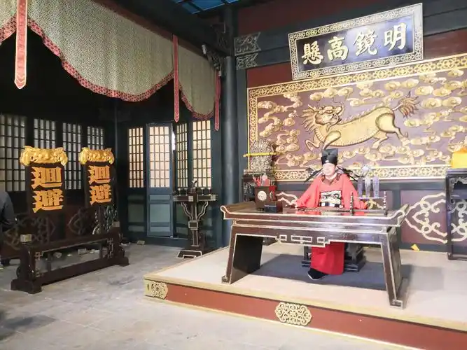 看似严肃的县老爷,其实非常亲民的.大人邀请我们合影