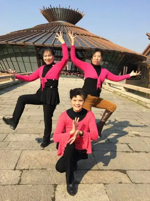 三人动作配合得好美哈.