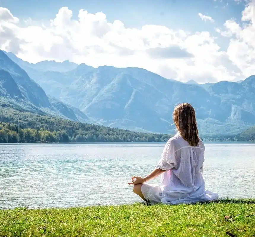 最后肖升的音乐治疗,让我想起了,同等的冥想,通过乐器,悠扬的声音放松