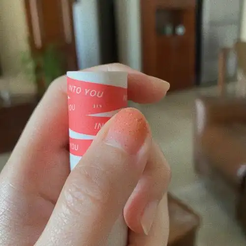 第一次尝试渐变色指甲96～指甲油:悦诗风吟蔷薇荆棘方法:1.