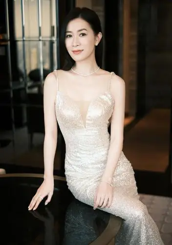 佘诗曼手持鲜花拍写真大片 星钻鱼尾裙勾勒好身材