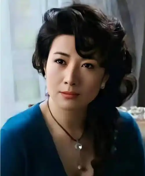 著名演员王静:低调演戏35年,一人撑起母亲晚年,59岁婚姻成谜_斯琴高娃