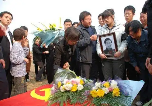 亲人送别沈浩最后一程(组图)
