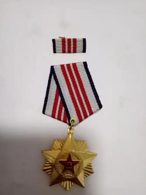 【稀有】《中国人民解放军三等功奖章》品相完美 带原始盒子 拍品编号