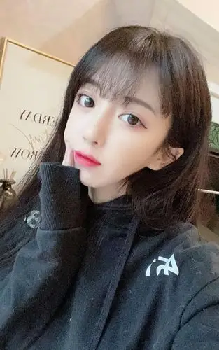 照片中的呆妹儿虽然长得可爱,但是跟现在的她比起来,都难以辨认.