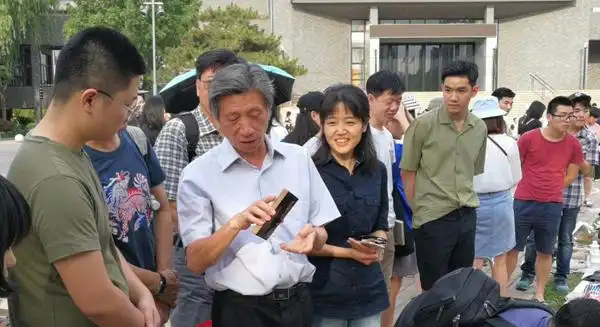 院长范迪安参加跳蚤市场活动