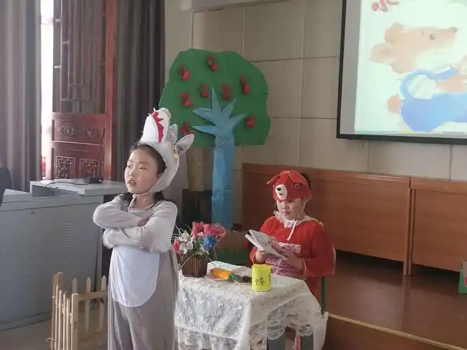 宝日希勒镇小学,三年三班《童话剧》表演—《小熊请客》
