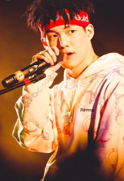 做出这个惊人举动的男星叫做贝贝,是红花会的一名说唱歌手.