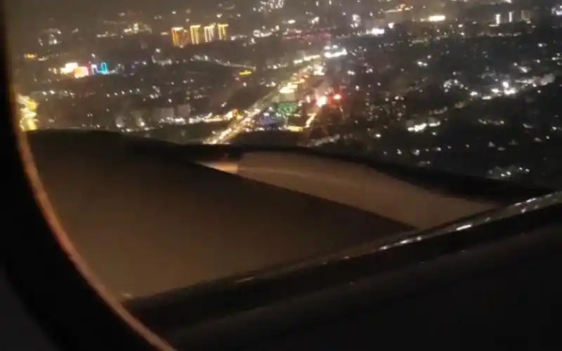 记录起飞时的飞机窗外