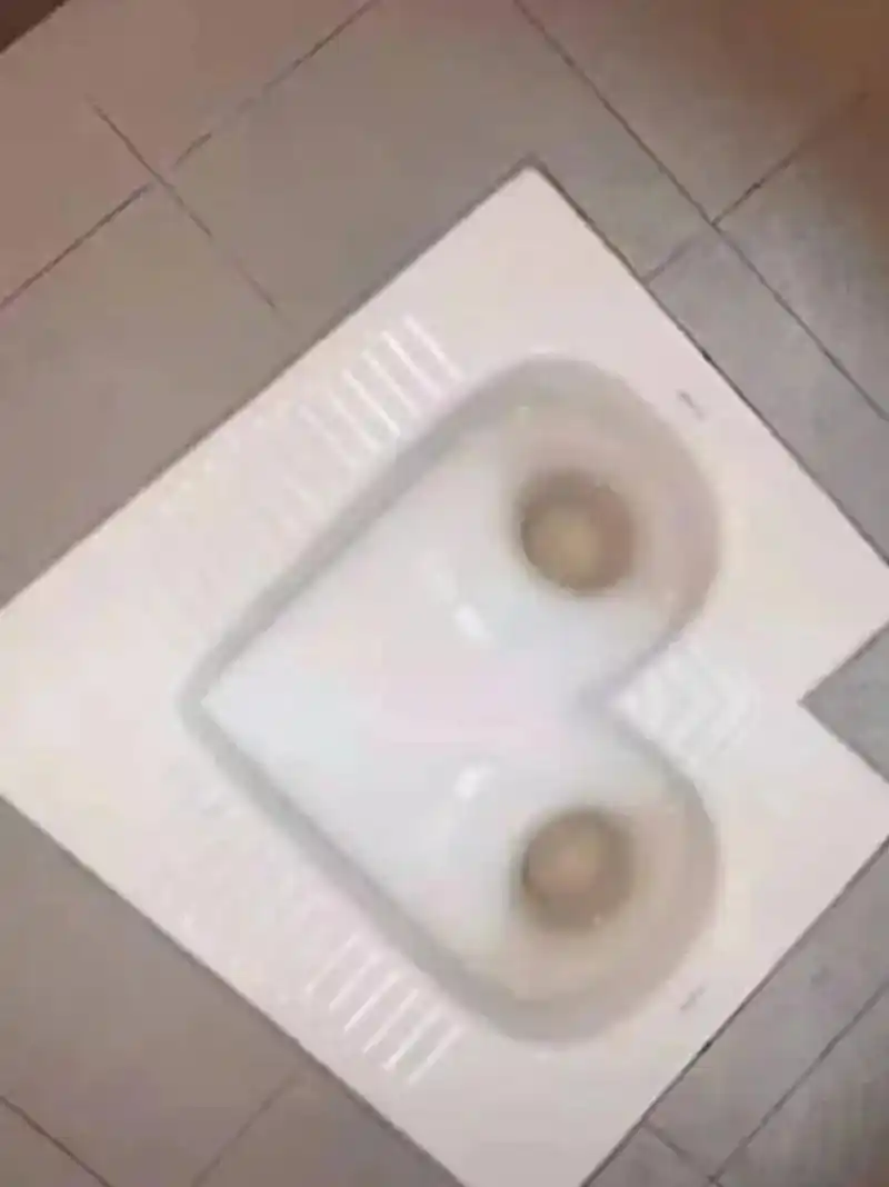 爱她,就和她一起使用情侣马桶[开心]