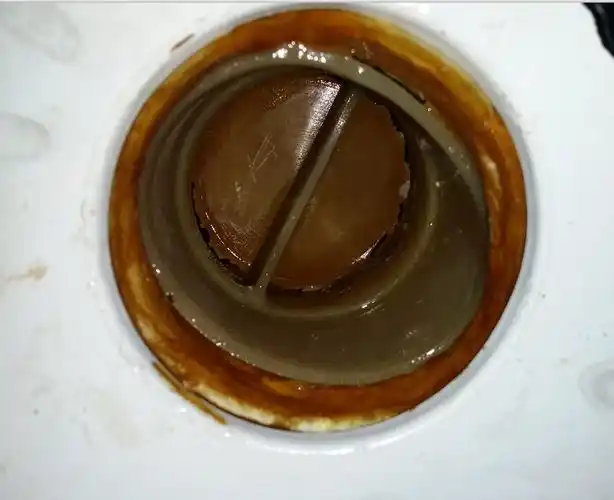 太阳能水箱漏水,进水孔旁边还有一个洞