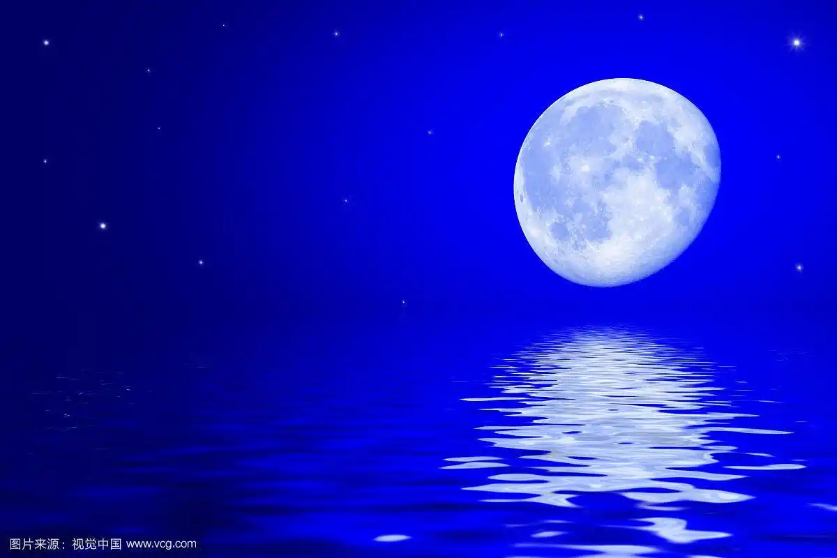 月亮和星星倒映在水面上的夜空.插图