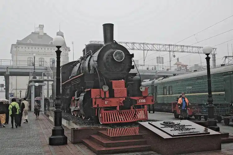 车站主楼北,站台中央固定安放着一台老式的蒸汽机车.