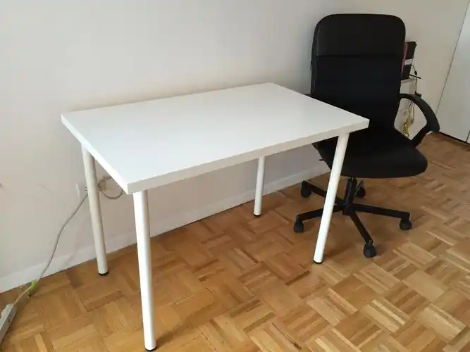 罗岛manhattan park出售一白色ikea桌子和转椅