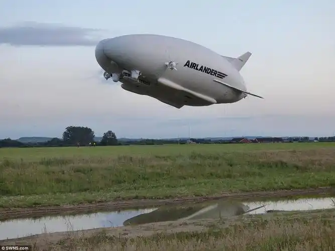 全球最大飞艇"飞天屁股"在英终试飞成功