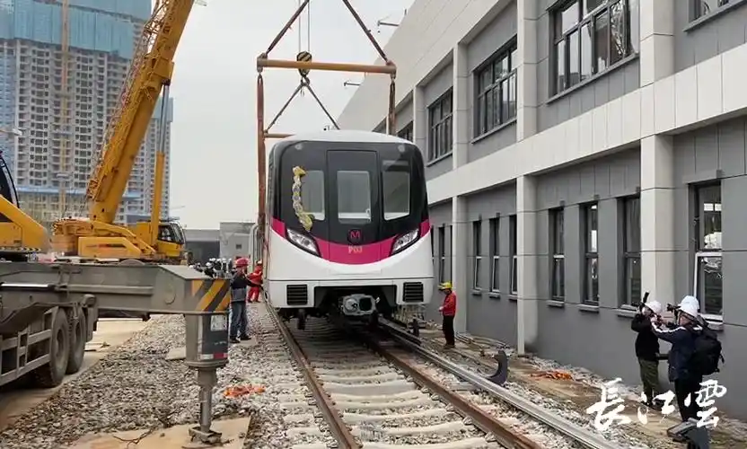 汉产车武汉地铁16号线芙蓉红列车亮相