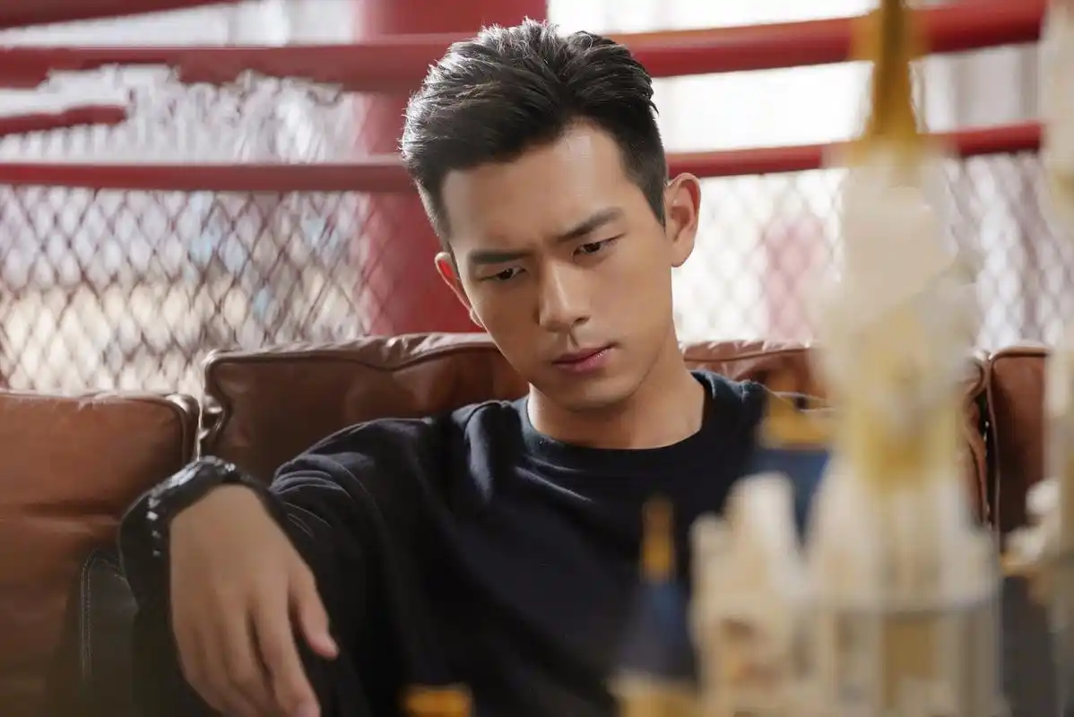 亲爱的热爱的 李现,花衬衫搭牛仔褂出席活动,戏里戏外都帅炸