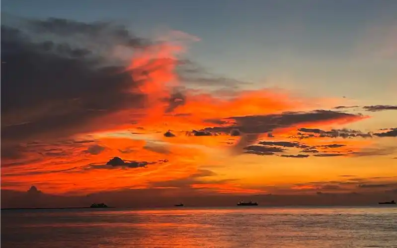 海口美丽沙音乐广场海边散步欣赏晚霞