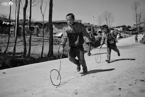 你是否记得,儿时的我们一起玩弹枪,一起滚铁环比赛吗?