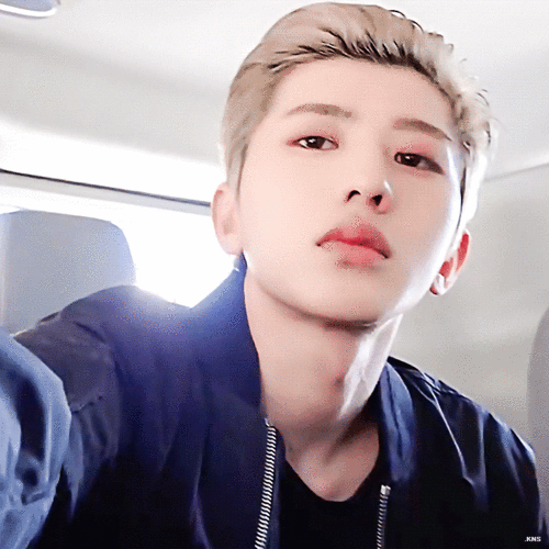 蔡徐坤 整理发型 动图