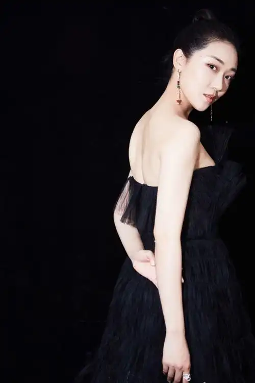 简介:菅纫姿黑纱抹胸裙艳丽活动写真图片,分享一组菅纫姿图片给大家