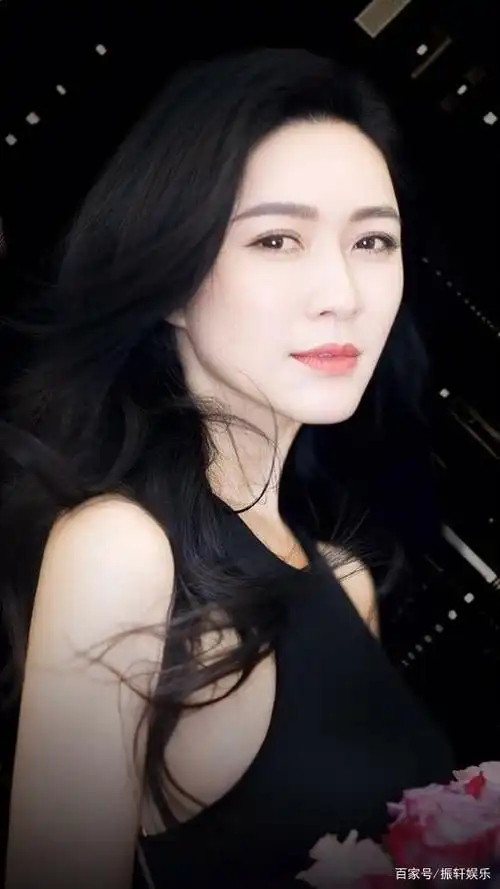 当她演艺事业开展得如火如荼之际,却演完《女人不哭》后暂退荧屏