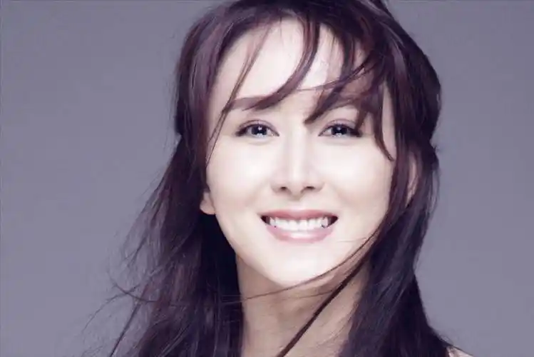 胡静:嫁入马来西亚豪门,丈夫为了不跟她分房睡,自愿摘除扁桃体