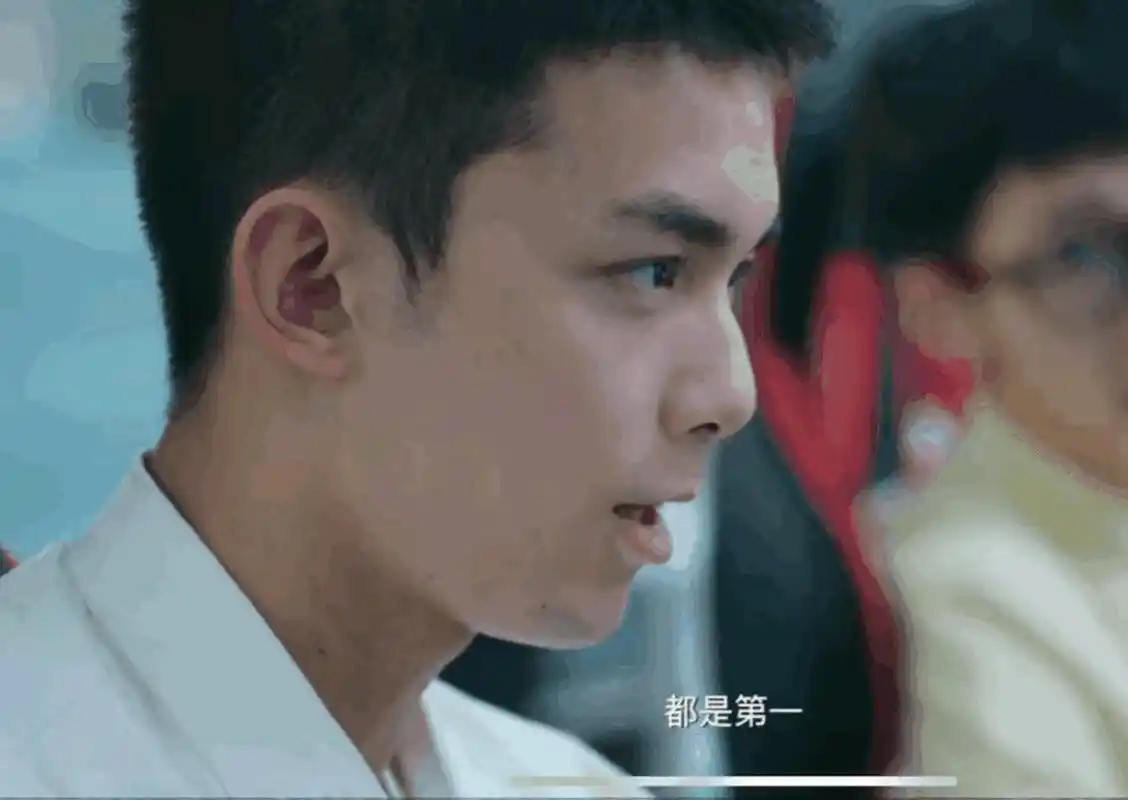 吴磊的上嘴唇好薄啊!看上去有点虐